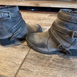 Women’s distressed boots
Worn only a handful of times